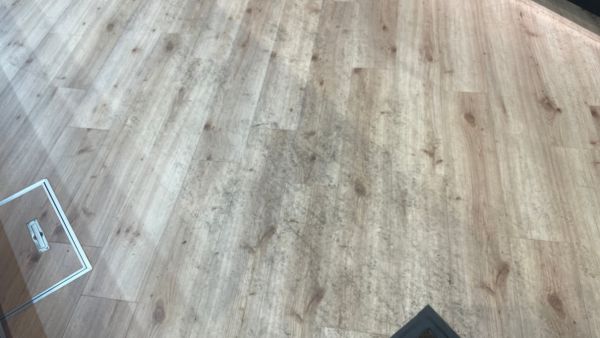 テナントの床材の写真、メンテナンスを重ね床が痛んでいる