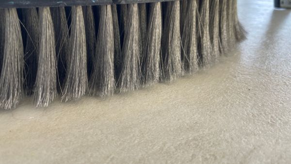 凹凸のある床を清掃しているブラシの写真