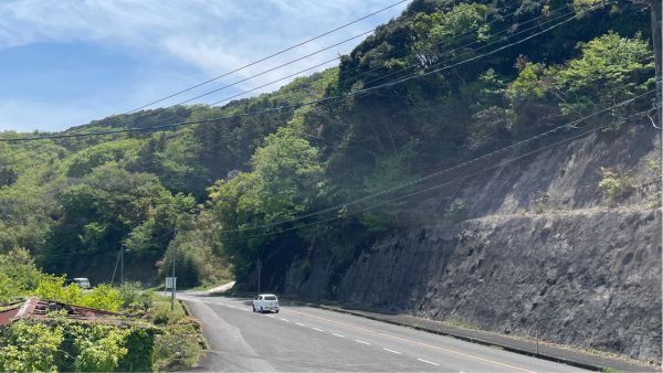 山沿いを車で走っている風景